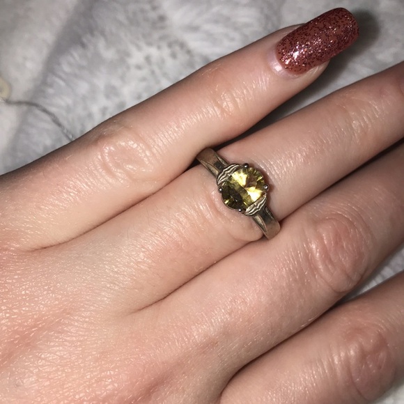 Canary yellow genuine crystal and sterling silver ring with whale tail bezel - Picture 2 of 4